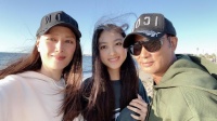 任达华带妻女马尔代夫度假，18岁女儿身材火辣，个子高挑颜值高