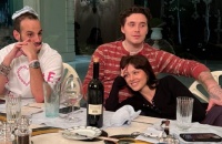 小贝儿子融入豪门！陪岳父抽雪茄，晒圣诞聚餐照，与妮可拉腻歪