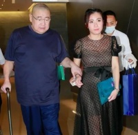 71岁刘銮雄出门要人扶，向华强已经74岁了，看着却像40来岁的样子