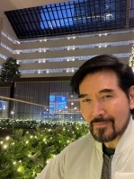 62岁费翔定居美国晒近照，故意留大胡子显沧桑，却挡不住帅气？