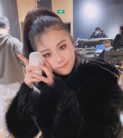 女歌手确诊新冠，演唱会开唱前才宣布取消，私下行程被挖惹怒网友