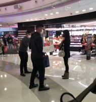 刘銮雄与吕丽君分手8年罕见同框，两人现身商场，三个保镖相随