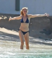 50岁“小辣椒”海中玩，18岁女儿腰肢肉嘟嘟比妈妈粗，但小脸精致