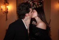 妮可拉圣诞献吻，小贝长子秀恩爱！融入富豪家族，不陪爹妈兄妹