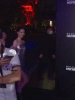 穿这件衣服走红毯可以说非常自信了