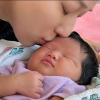 钟嘉欣圣诞节首晒一家五口温馨全家福 抱着小女儿秀好身材