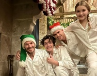 维多利亚晒全家福过圣诞，发文称我们爱并想念你，并没有谈到儿媳