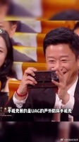 吴京拿苹果手机拍照，但他却是中兴手机代言人