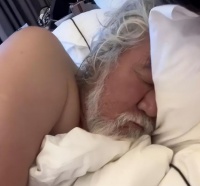 张纪中新冠病情加重，头发凌乱赤膊卧床，引起网友热议
