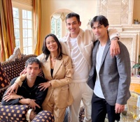 韦唯全家罕见出镜，大儿子瘦弱，二儿子高大威猛，三儿子颜值高