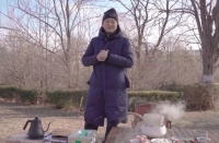 李亚鹏小女儿感染新冠，全家选择躺平，引起网友热议