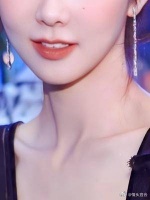 终于理解当年她采访时全程不看镜头了！