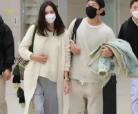 宋仲基高调官宣恋情，带英国女友与好友聚会，颜值不输前妻宋慧乔