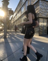 李咏女儿近照被曝光，穿翘臀裙大秀雪白美腿，走在街上明星范十足