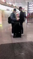 疫情期间呈当初机场的男明星裹得太紧……