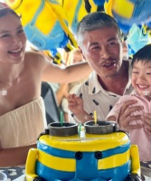 乐基儿晒一家三口合照，富豪老公罕出镜，满头白发全程忙照顾孩子