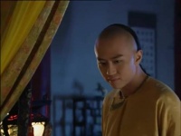 妃子光溜溜的躺在床上，准备服侍皇上