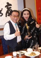 相声表演艺术家侯耀华庆祝77岁生日，与美女合影面色红润状态佳