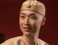 因得罪了华仔，被封杀八年，被粉丝当街泼粪，被女友抛弃