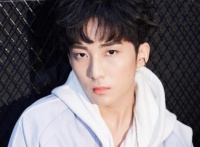 当红男星约会被拍！扫码骑车失败当街砸手机，女友站在一旁被吓呆