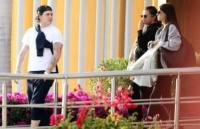 妮可拉夫妇出国跨年，赛琳娜陪同！甘愿当电灯泡，2美女全程素颜