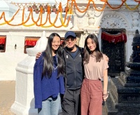 李连杰一家四口罕见出镜，利智紧搂着老公的肩膀，表现很是亲密