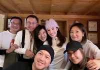 许晋亨与侄子罕见同框，叔侄年龄差距不大，共享许世勋百亿遗产