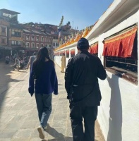 李连杰带全家同游尼泊尔，与妻子利智搂肩秀恩爱，两女儿幸福陪同