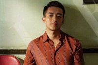 女粉丝给汪小菲送围巾，叮嘱他照顾好自己，网友齐呼国民老公