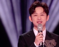 何炅在跨年晚会上哭着感谢医护人员：你们也曾像我们一样害怕，但你们冲在了前面，辛苦了