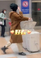 李亚鹏接女儿回家！16岁李嫣放假返回国内，身材高挑气场强大