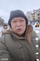 64岁知名男星定居黑龙江！面容苍老认不出，身穿大棉袄御寒很温暖