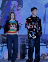 张丹峰洪欣风波后同台，热情互动好甜蜜，洪欣脸部僵硬笑得不自然