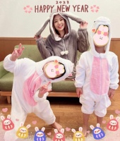 41岁苍井空新年晒照，穿兔子服童颜好甜，赞丈夫体力好正在备孕中