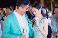 刘强东陪妻子赴英待产，其实他还有138个“孩子”，已经抚养多年