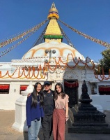 李连杰在尼泊尔过圣诞，晒与利智搭肩背影照，全家在当地静修六天