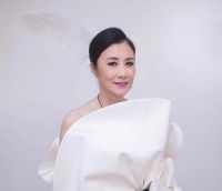 突发！汪明荃日本旅游回国不幸确诊，紧急暂停所有工作正在休息