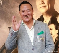 65岁万梓良近照曝光，身形消瘦走路站不稳，仍坚持出席商演