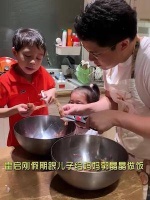霍启刚利用假期教儿子给妈妈郭晶晶做饭……