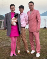 52岁李嘉欣晒全家福迎新年，一家人粉色装齐上阵，儿子越来越像妈