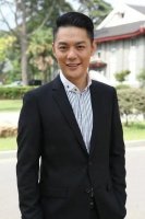 成名后抛弃相爱29年发妻，娶相识3月娇妻，今儿子不愿与之相认