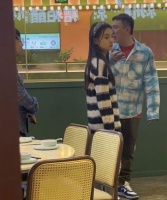 王思聪包游艇出海庆35岁生日！八个美女陪伴，清一色长发大长腿