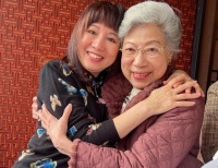 前TVB金牌监制夫妇约几位老戏骨相聚 首次成为爷爷的石修开心露面