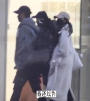 陈思诚与小女朋友甜蜜回京，一起回小区疑似同居，好事将近？