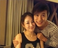 香港知名男星宣布移民！几段感情无缝连接，背着女友用手机调情