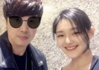 大S和男友人外出畅玩，肩带下拉尽显妩媚，具俊晔缺席引猜测