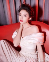林允身着白天鹅礼裙拍写真 裸足坐红椅上妩媚迷人