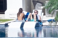 布拉德·皮特泳池内读剧本，胸肌壮硕，小27岁的高管女友赤身相伴