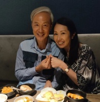 TVB一对黄昏恋老戏骨去展会为新年大采购 夫妻俩贴脸合影很甜蜜