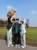 苏醒晒与陆虎和女友游玩合照 表情搞怪仿佛“电灯泡”